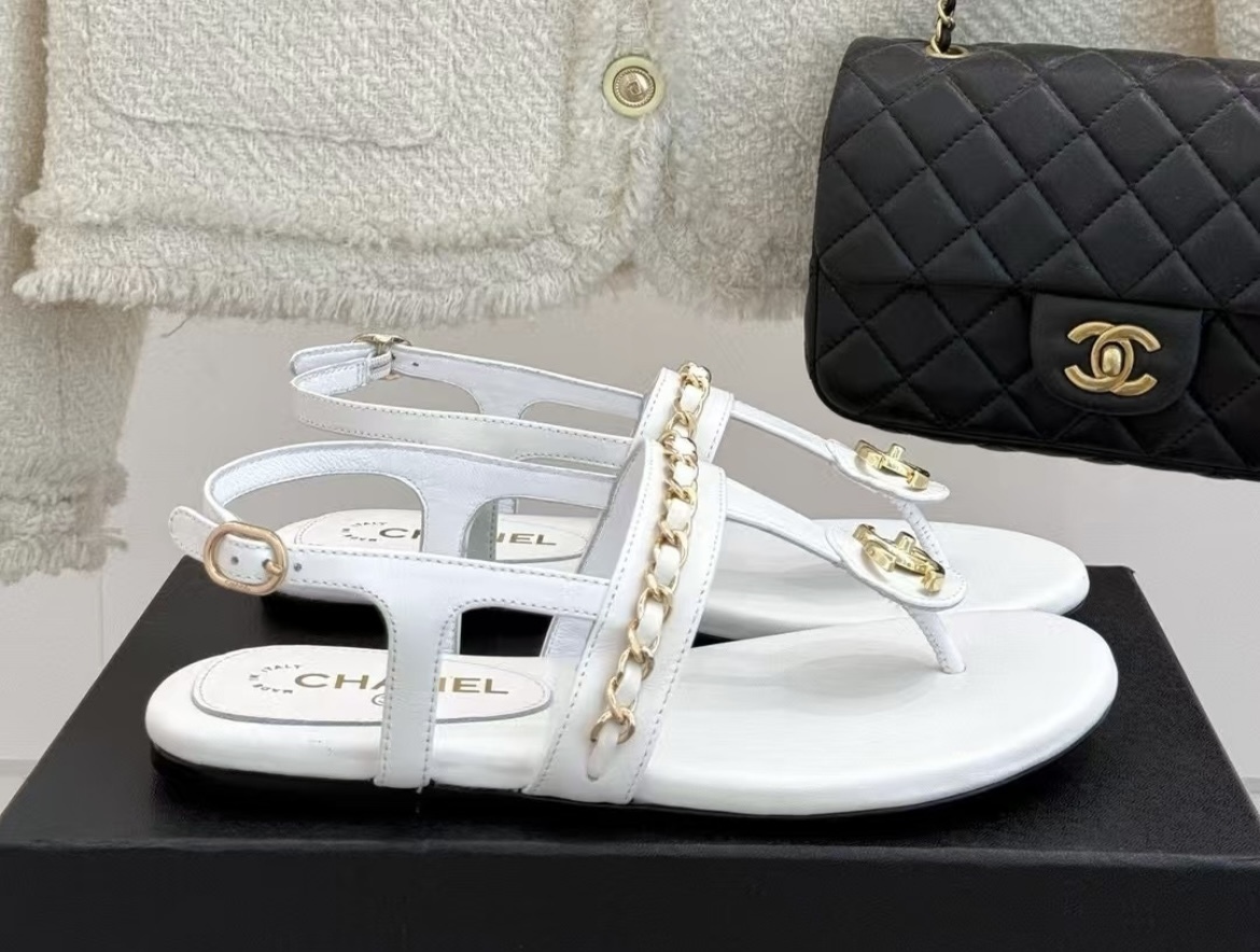 《上品なゴールドロゴとチェーン♪》25S限定★CHANEL サンダル
