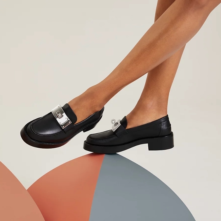 【大きめケリーバックルがポイント】HERMES モカシン《ホット》