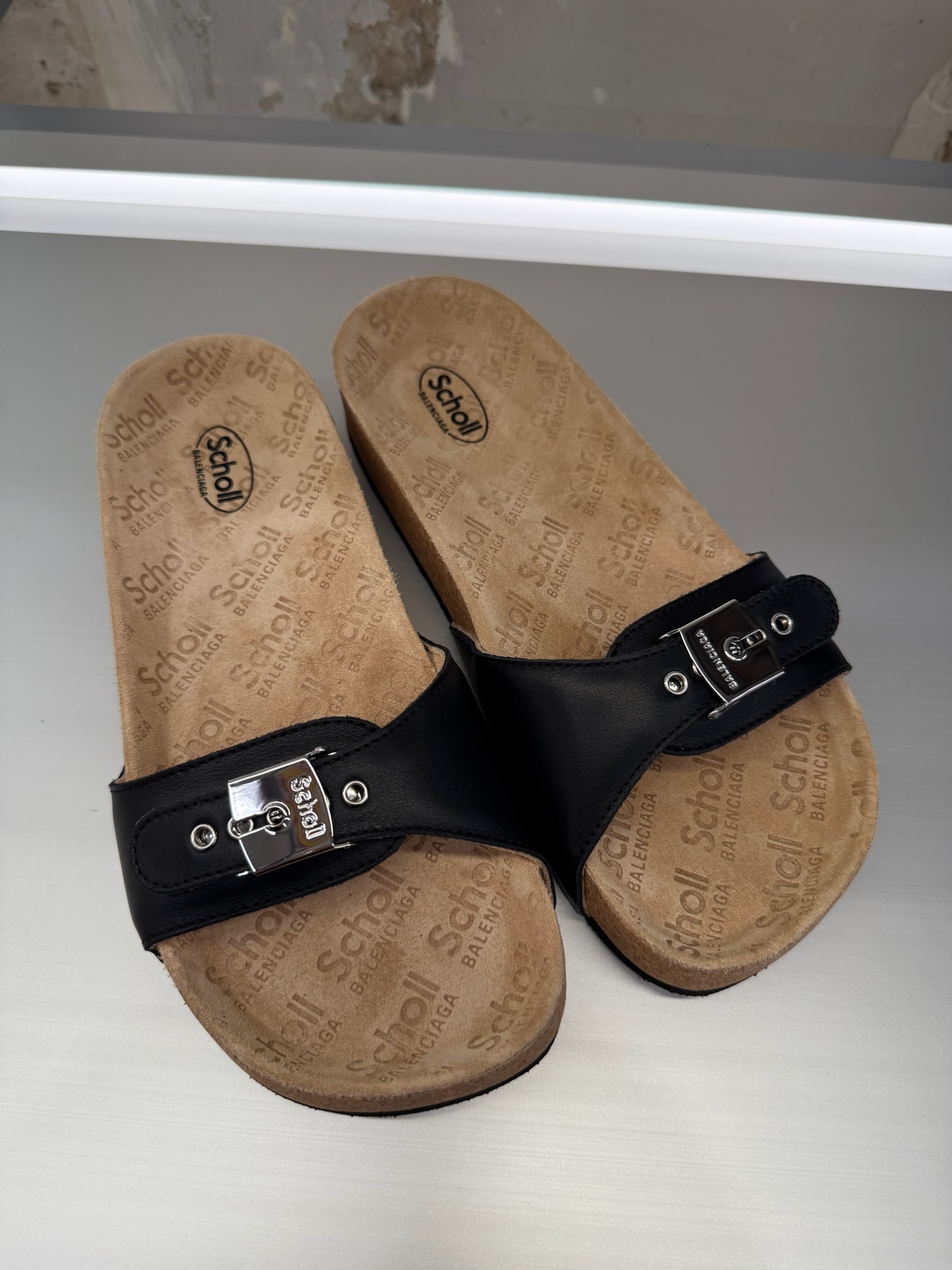 【BALENCIAGA】 I SCHOLL フラット コルク サンダル 2色 ロゴ
