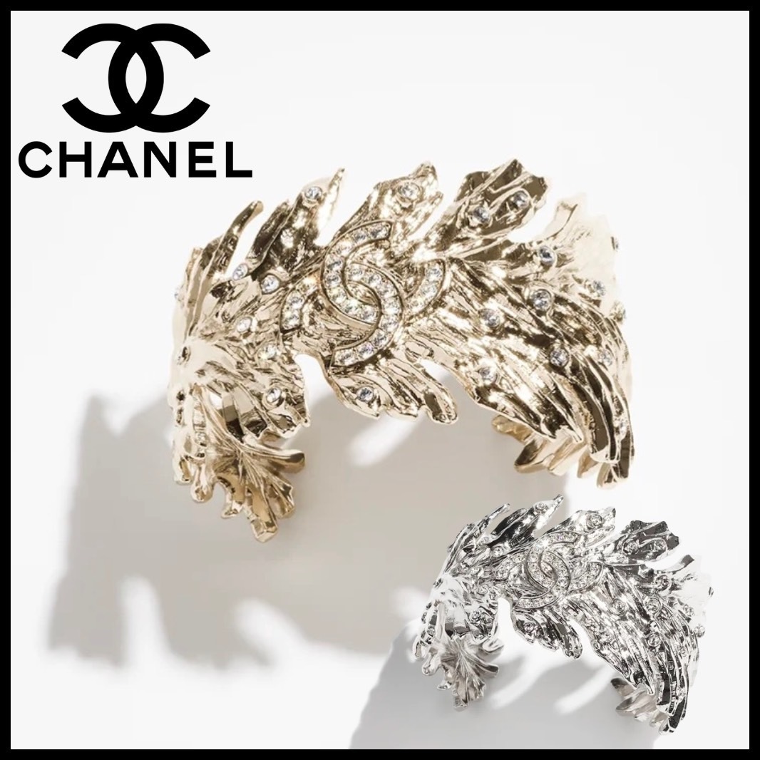 メタルフェザーにクリスタルが華やか♪【CHANEL】25S バングル