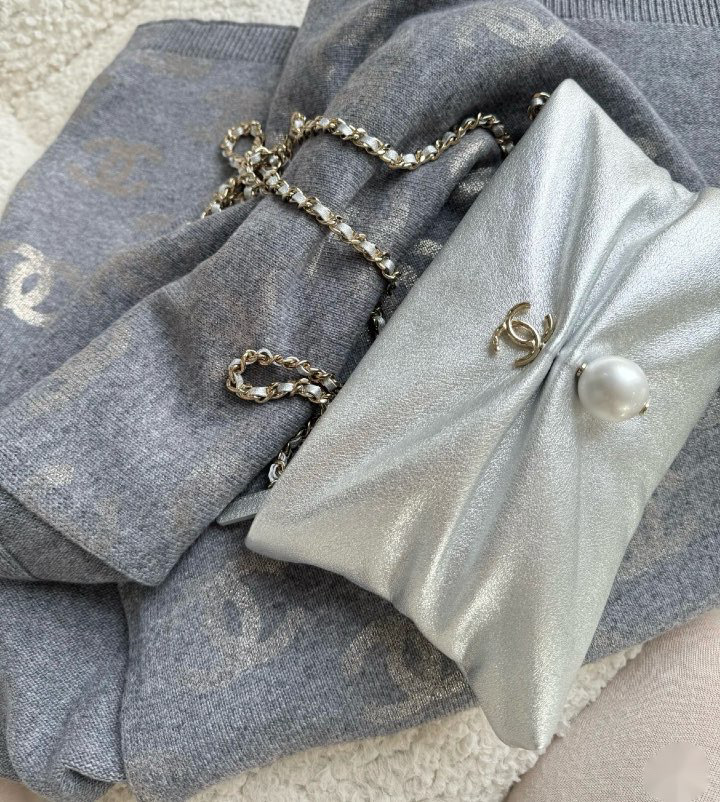 パールとギャザーが印象的な逸品 CHANEL チェーンクラッチバック