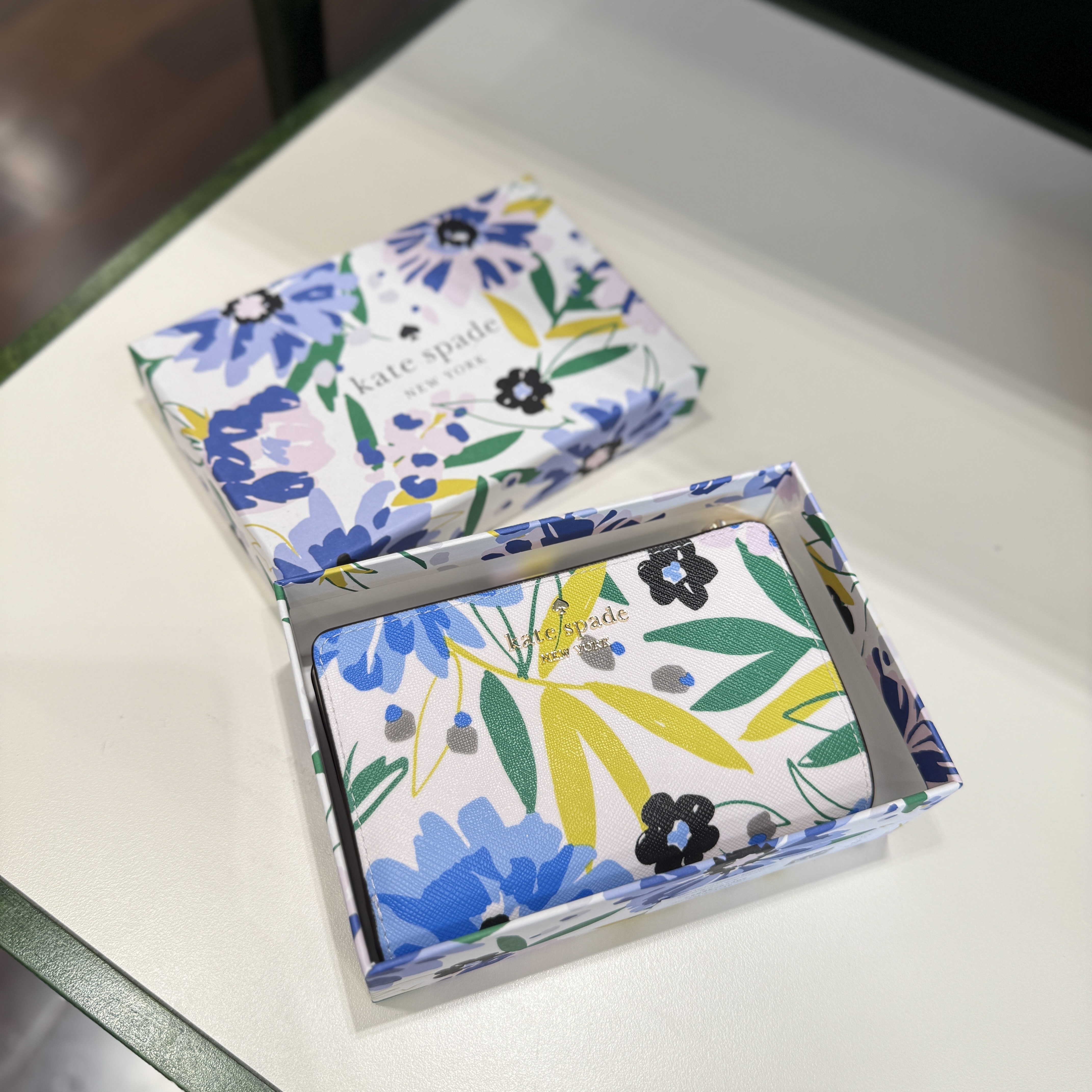 折りたたみ財布 Kate Spade KK942 Boxed Madison Floral Medium Bifold Wallet