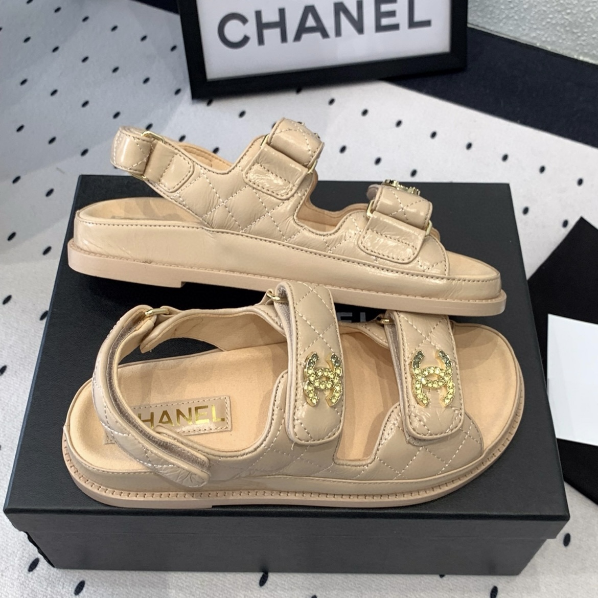 《ロゴのビジューがエレガント♪》25P限定★CHANEL サンダル