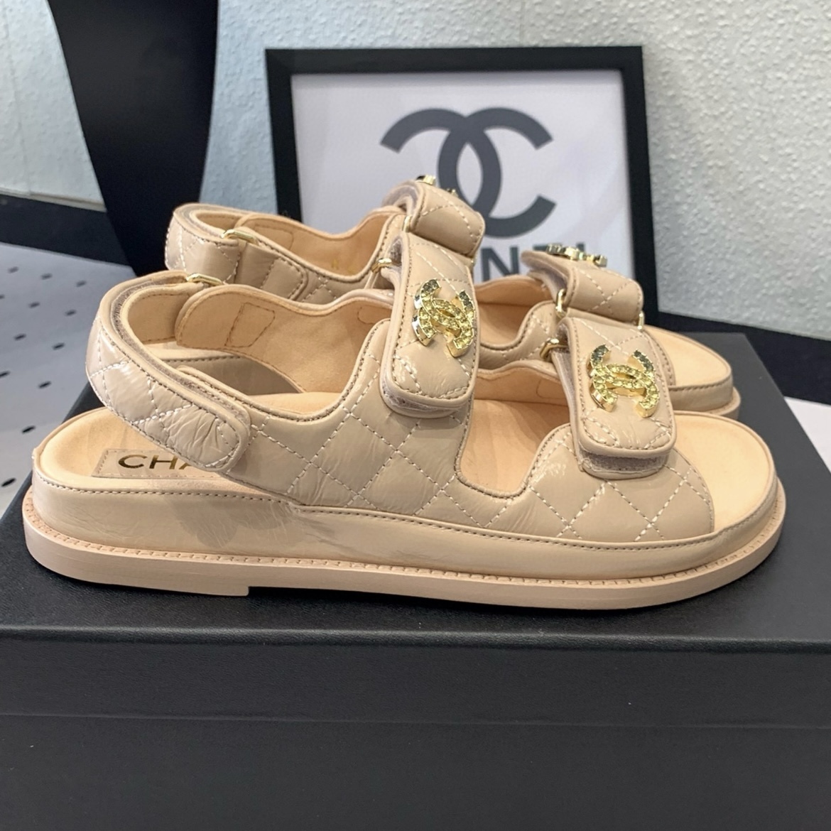 《ロゴのビジューがエレガント♪》25P限定★CHANEL サンダル