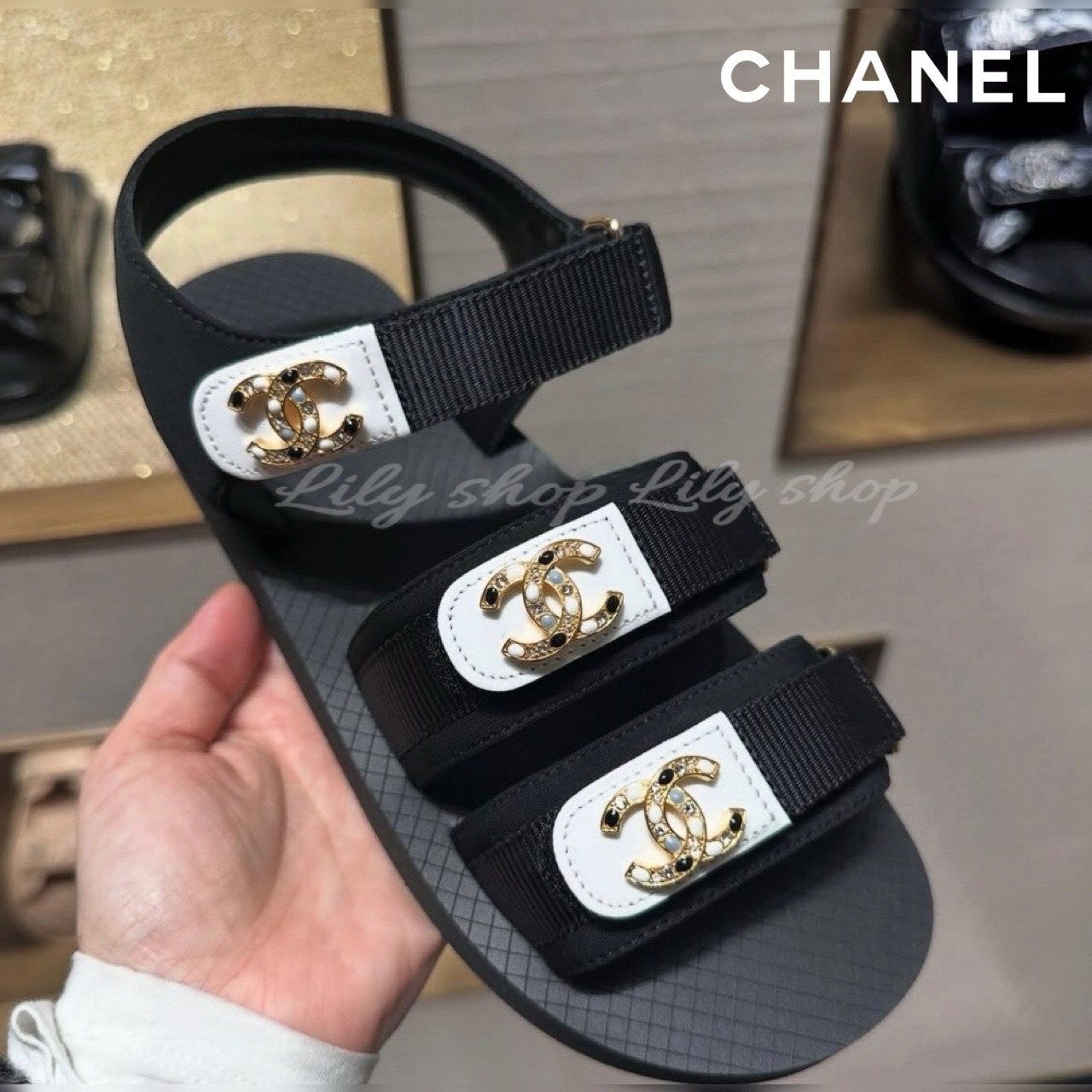 【カジュアルにラグジュアリーを】CHANEL ベルクロ サンダル