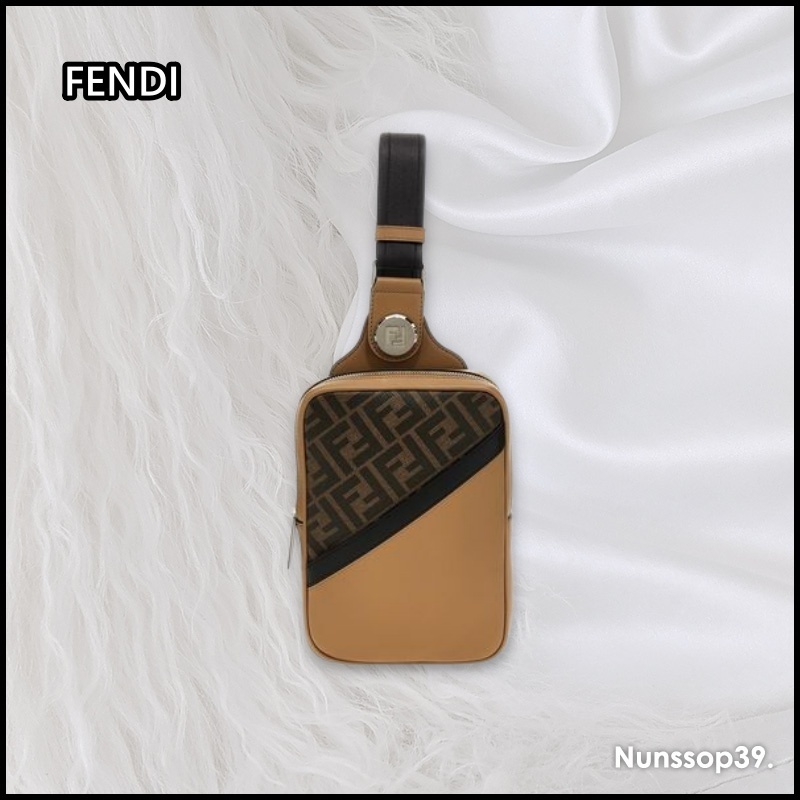 《FENDI》 モノグラム メッセンジャー バッグ