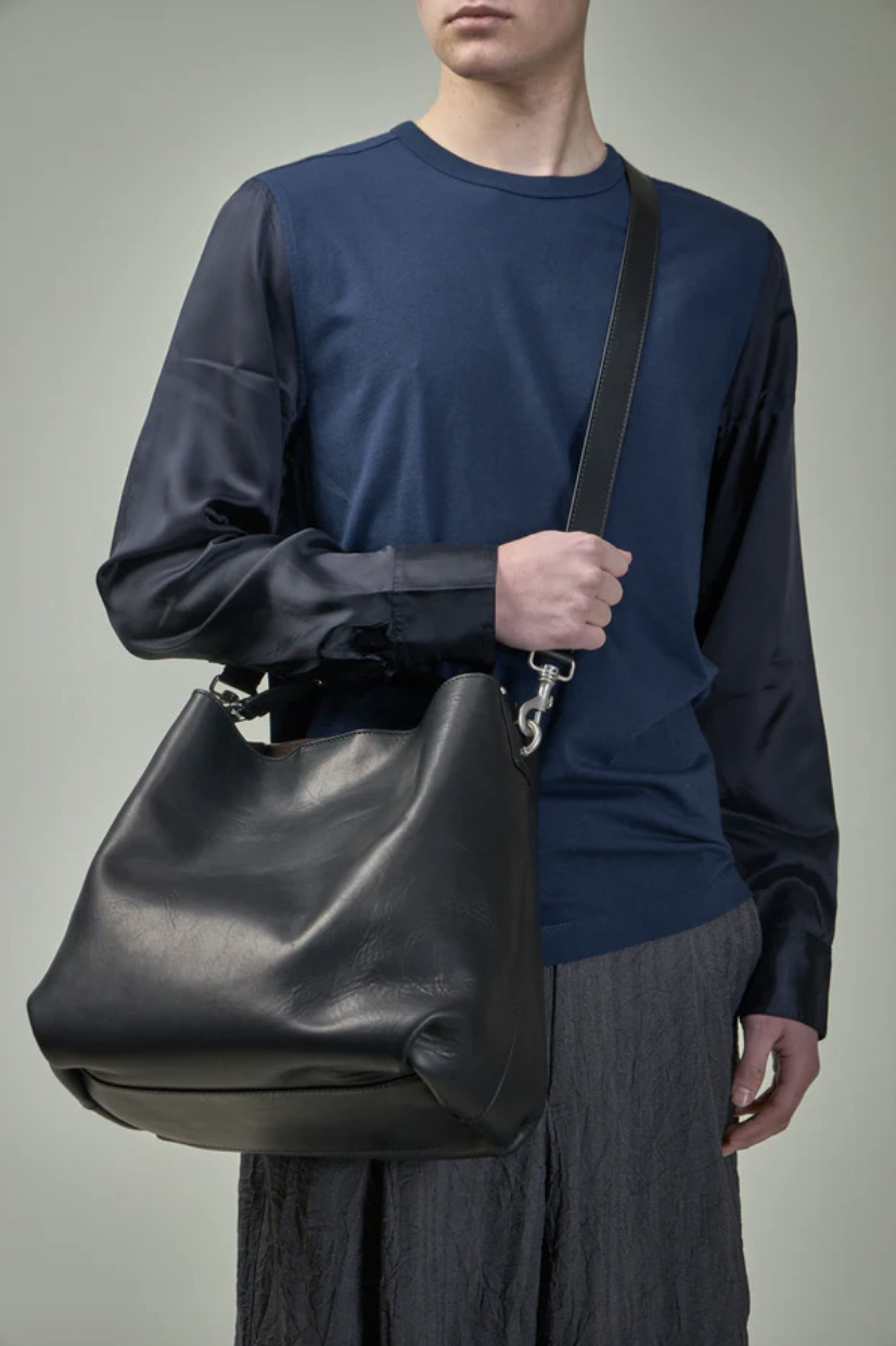 斜めがけもできる《DRIES VAN NOTEN》レザーバケットバッグ