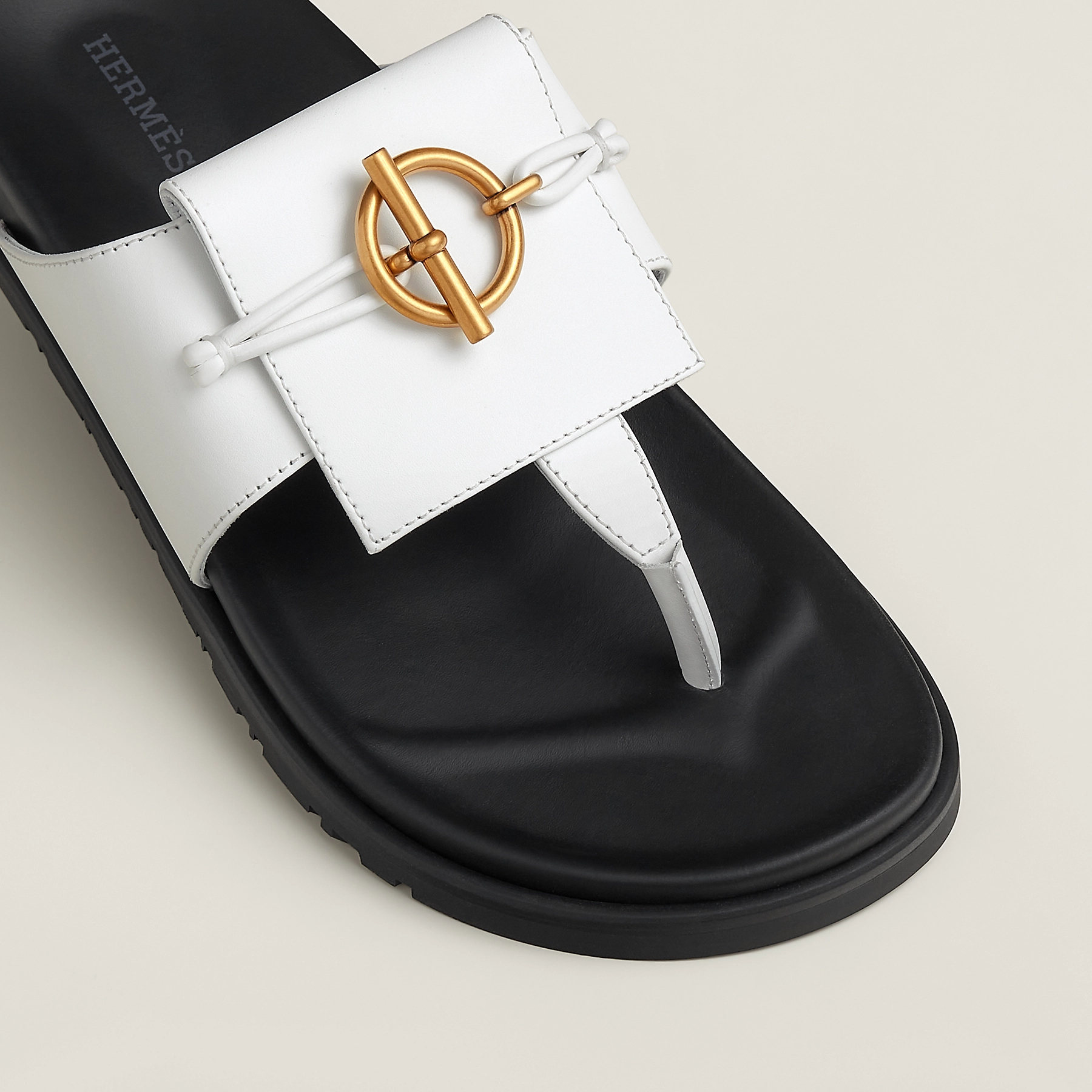 【グレナンバックルが彩を添える】HERMES サンダル 《ジョイス》