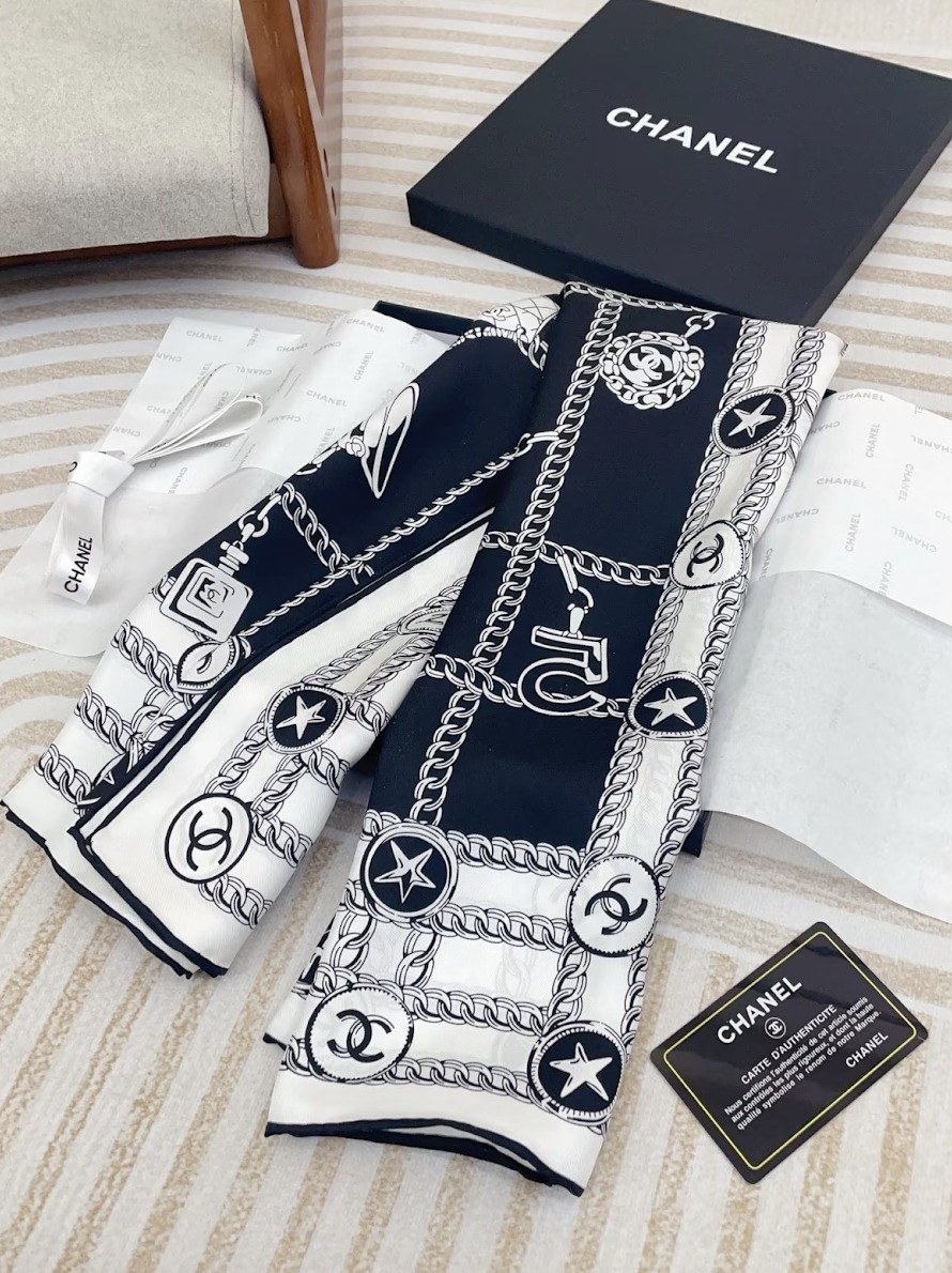 【纏うだけで、気品を♪】CHANEL スカーフ 纏うだけで、気品を♪】CHANEL スカーフ