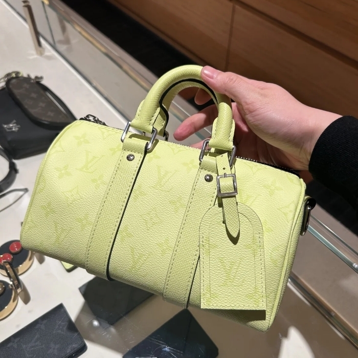 《LVロゴ》Louis Vuitton キーポル・バンドリエール25