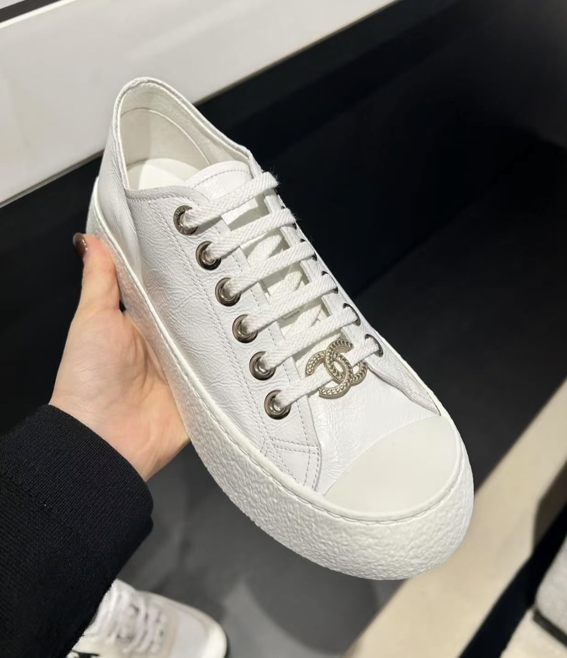 ★ 一歩ごとに感じるラグジュアリー★CHANEL CCロゴ スニーカー ☆幅広いコーデに使える♪【CHANEL】CCロゴ スニーカー