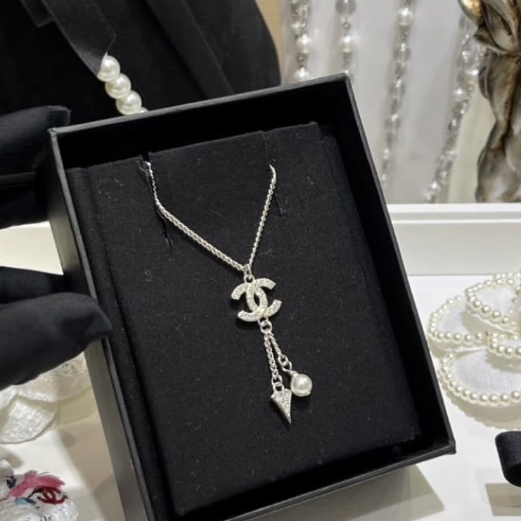 人気【CHANEL】揺れるモチーフが可愛い CCロゴ ネックレス