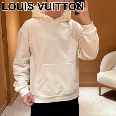 《さりげないロゴがかっこいい》Louis Vuitton パーカー