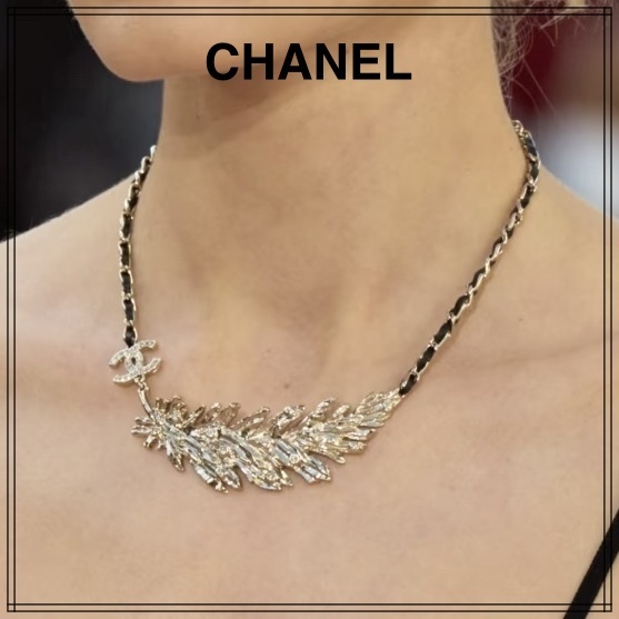 お洒落なフェザーデザイン【CHANEL】CCロゴネックレス メンズも