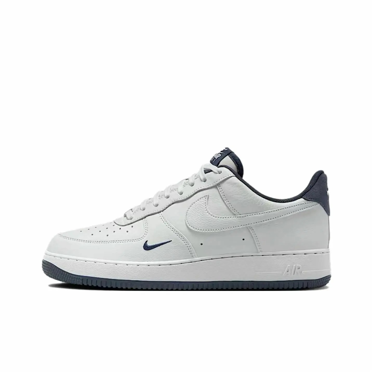★人気★ NIKE AIR FORCE 1 '07 LV8☆AF-1 エアフォース1