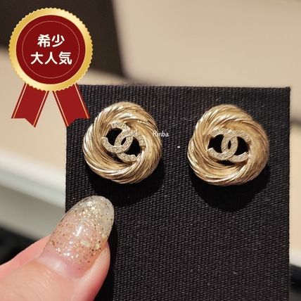 【特別なギフトに】ユニセックス◎CCロゴ輝く小ぶりCHANELピアス 極小CCマークで気軽に普段使いできる ギフトにも☆CHANEL ピアス
