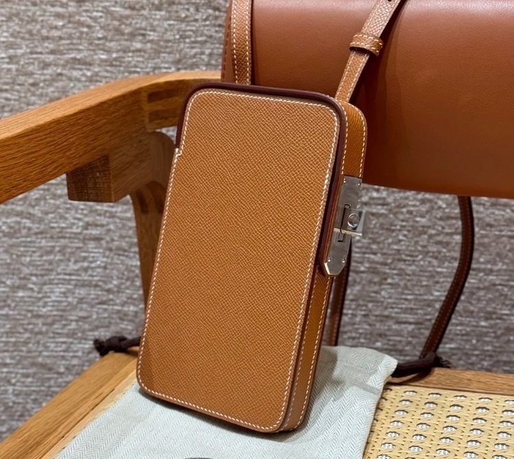 《お出かけに便利なショルダー》HERMESフォンケースHac a Box
