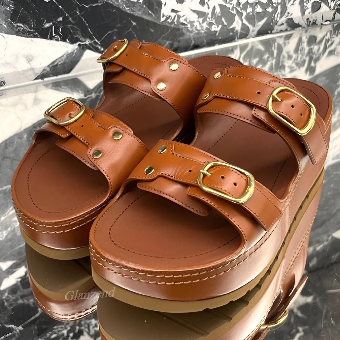 厚底でスタイルアップ♪【CELINE】ポリー ウェッジミュール
