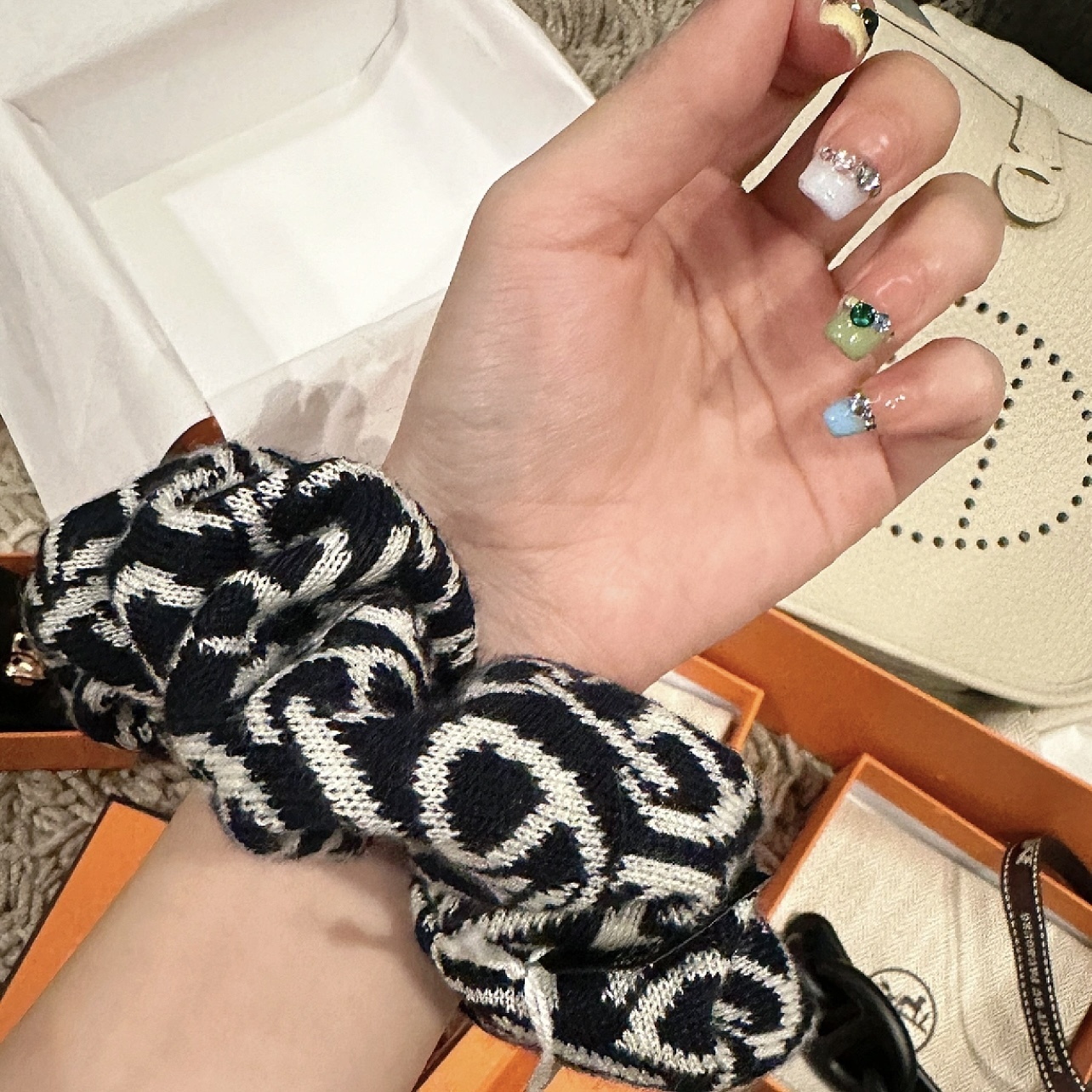 【コーデのポイントに◎】HERMES クラウディア シュシュ Naoussa コーデのポイントに◎】HERMES クラウディア シュシュ Naoussa