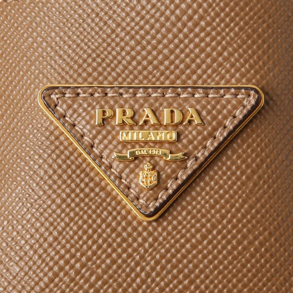 《PRADA》サフィアーノ バッグ 中古