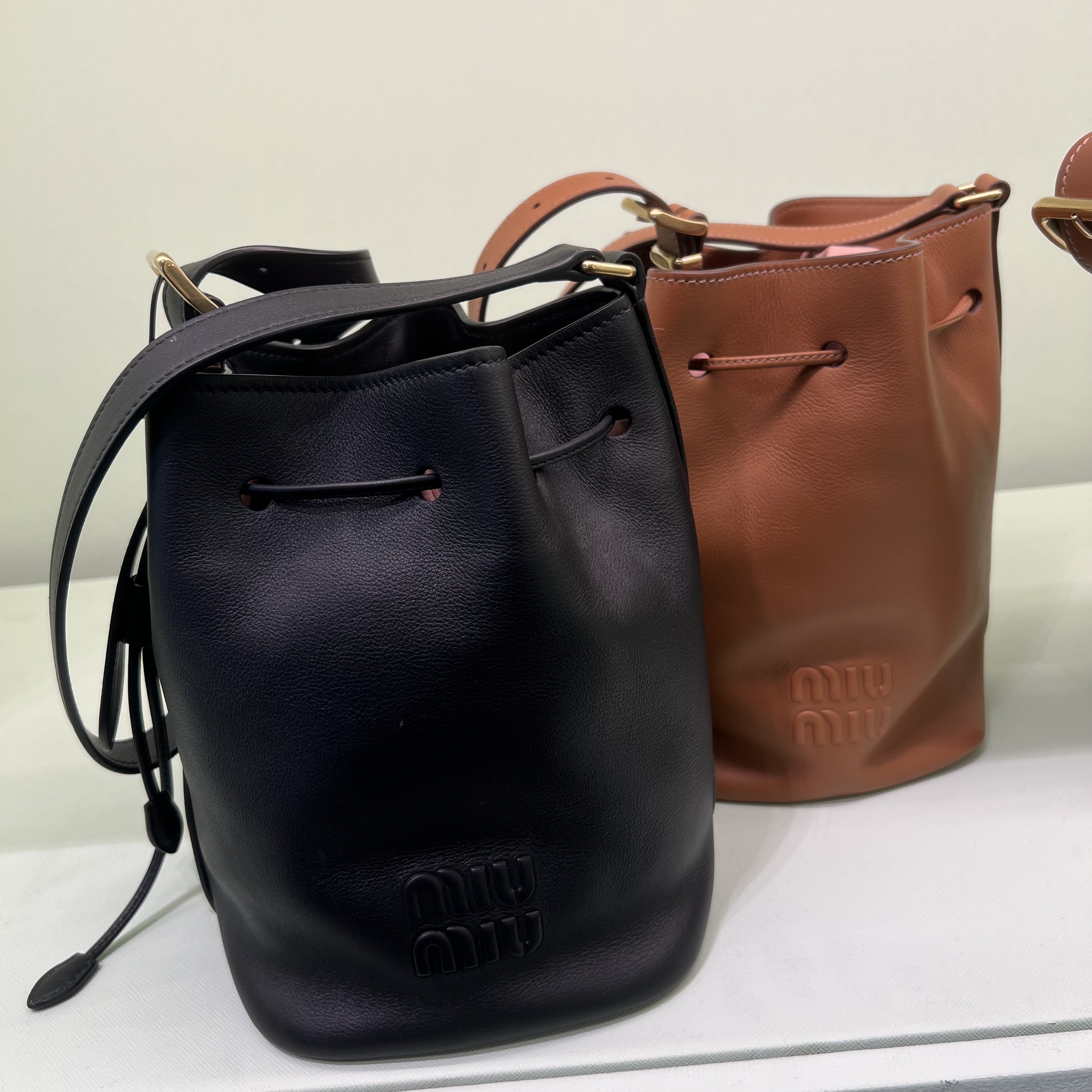 【MiuMiu】セール！カーフレザー バケツ ショルダーバッグ ２色