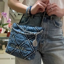 《カジュアルにぴったり♪》CHANEL22 ミニハンドバッグ デニム
