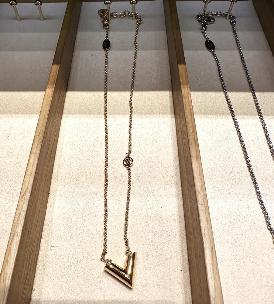 国内発送/Louis Vuitton/エッセンシャル V ネックレス