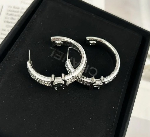 《耳元華やかに♪》CHANEL ピアス