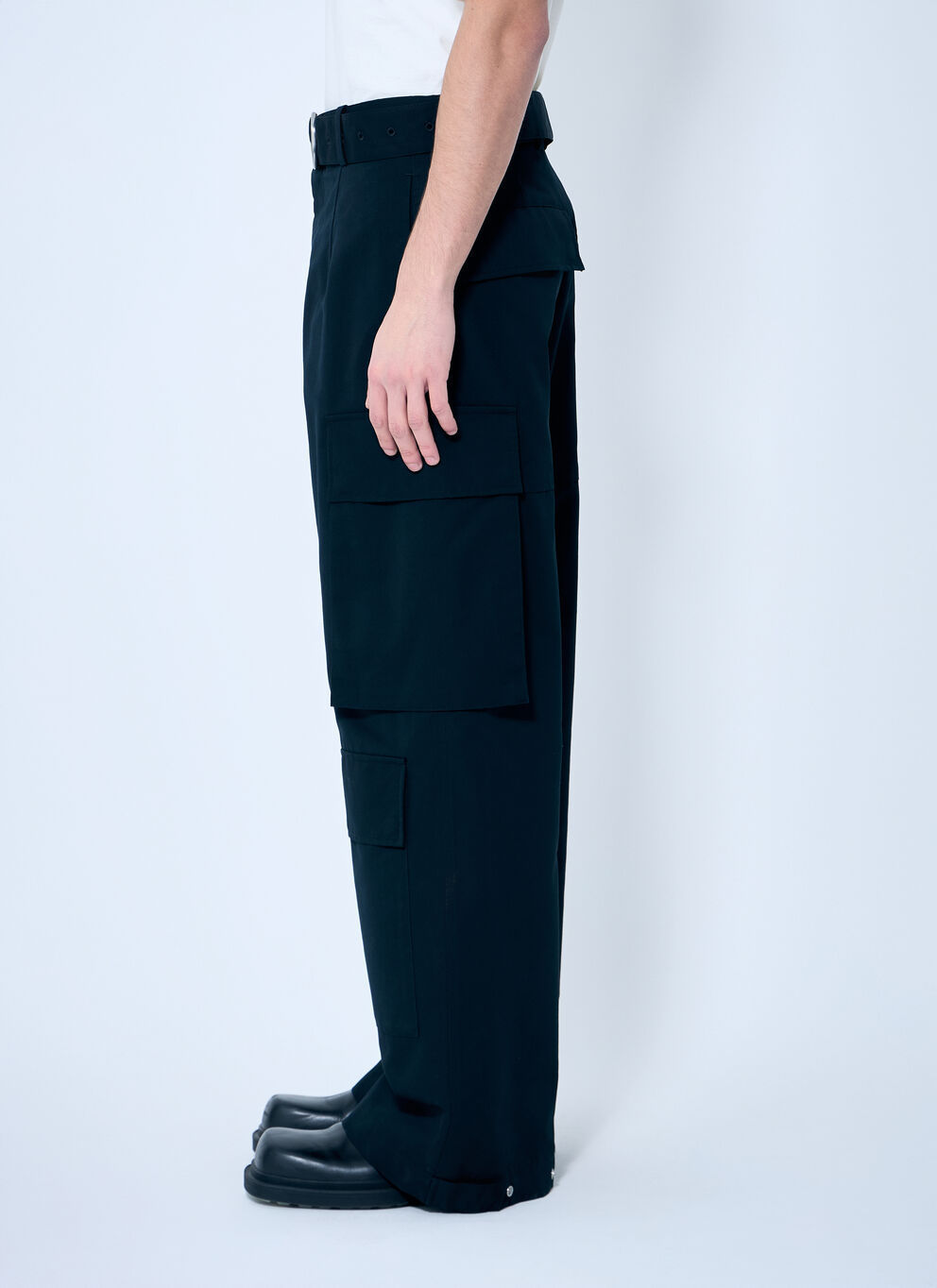 【Jil Sander】 ベルトッドカーゴパンツ ブラック ジルサンダー Jil Sander(ジルサンダー) カーゴパンツ(メンズ) - 海外通販のBUYMA
