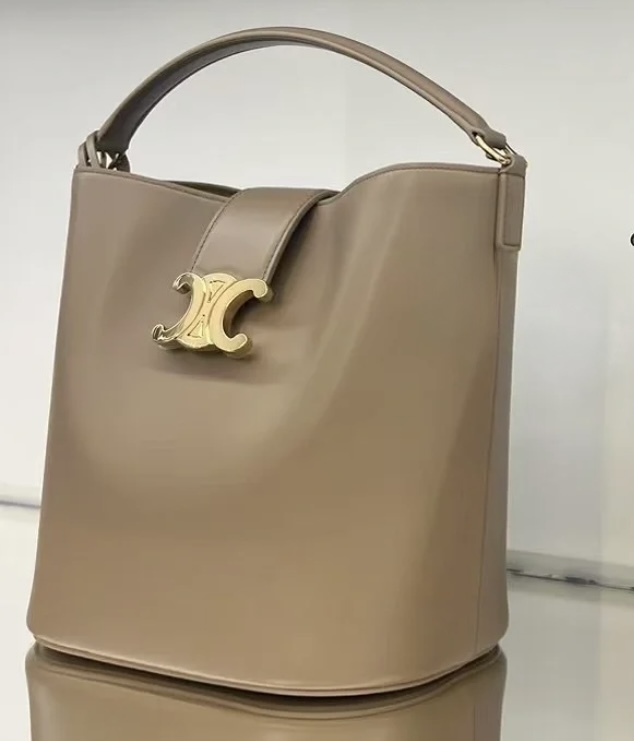 【大人の洗練バッグ★】CELINE ミディアム バケット ルイーズ 大人の洗練バッグ☆】CELINE ミディアム バケット ルイーズ
