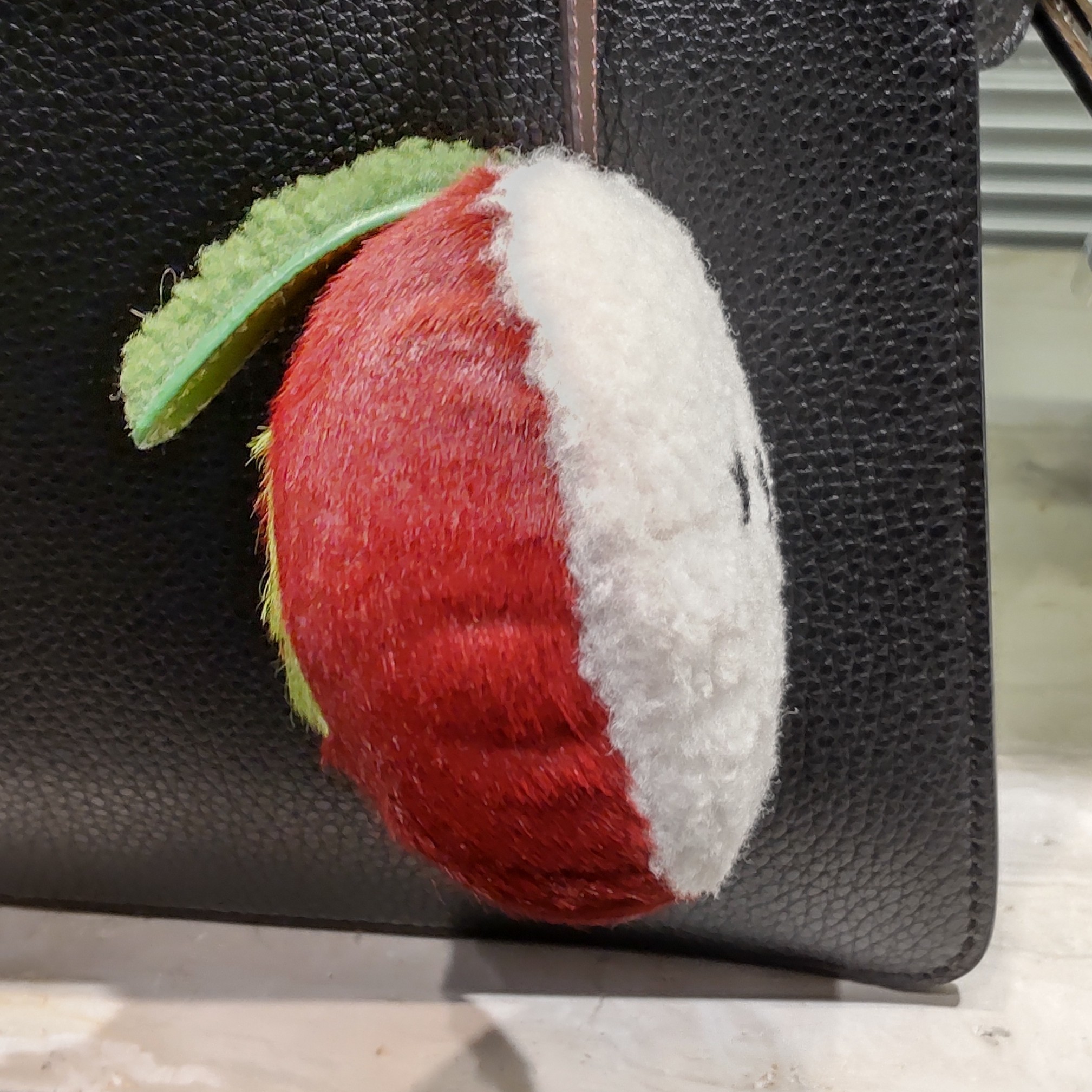 【国内発☆すぐ届く】目黒蓮さん着用＊FENDI＊アップル チャーム 国内発☆すぐ届く】目黒蓮さん着用＊FENDI＊アップル チャーム