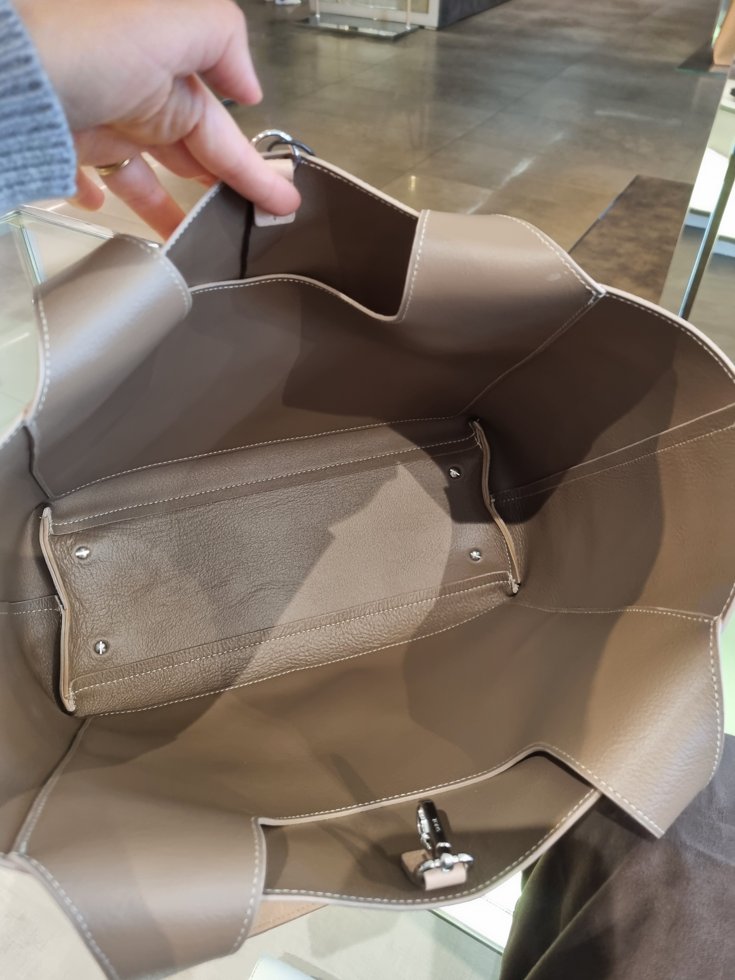 VIPセール価格!【TOD'S直営店】トートバック A4サイズ収納可 VIPセール価格!【TOD'S直営店】トートバック A4サイズ収納可