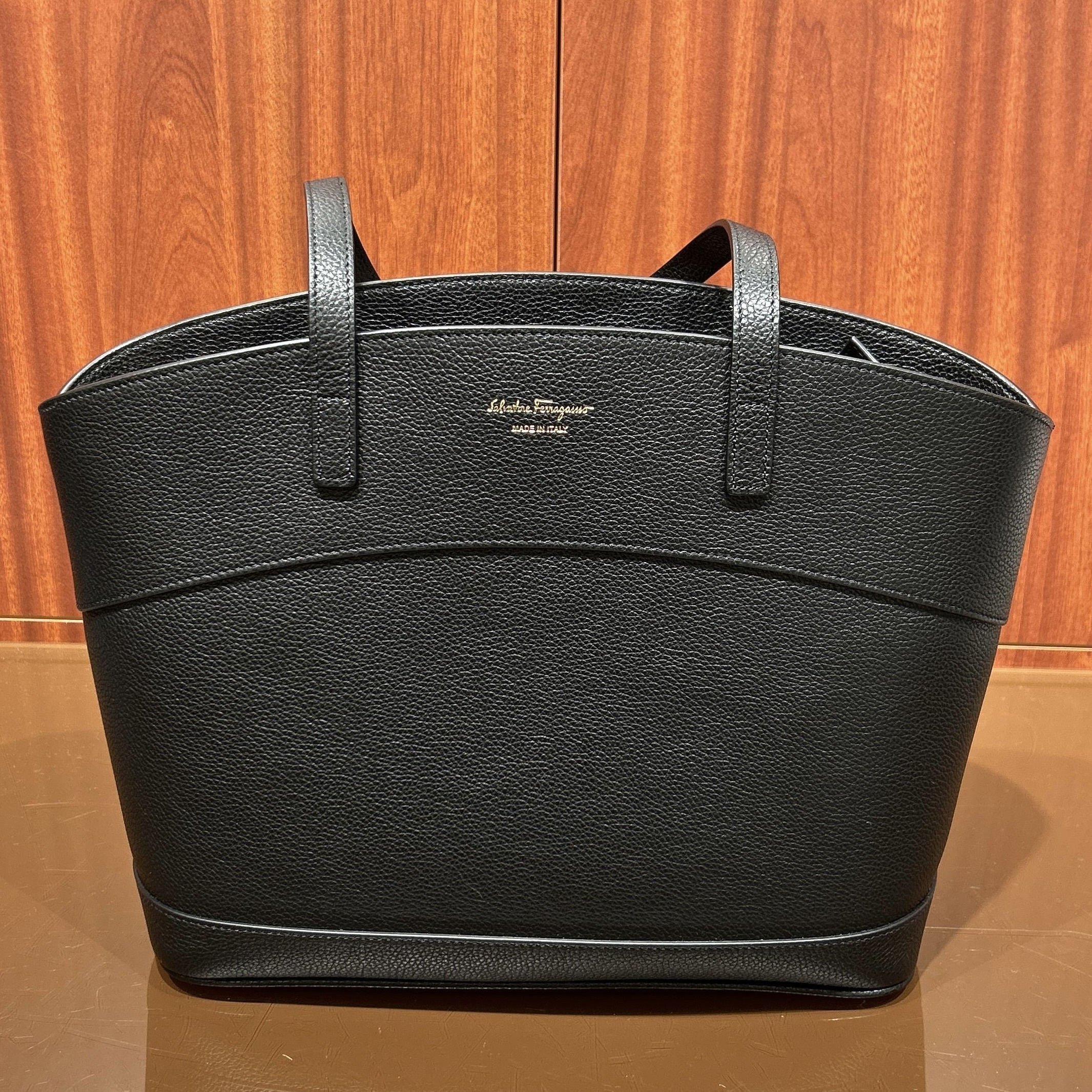 直営店☆Ferragamo☆ 細身ストラップ トートバッグ/ BLACK