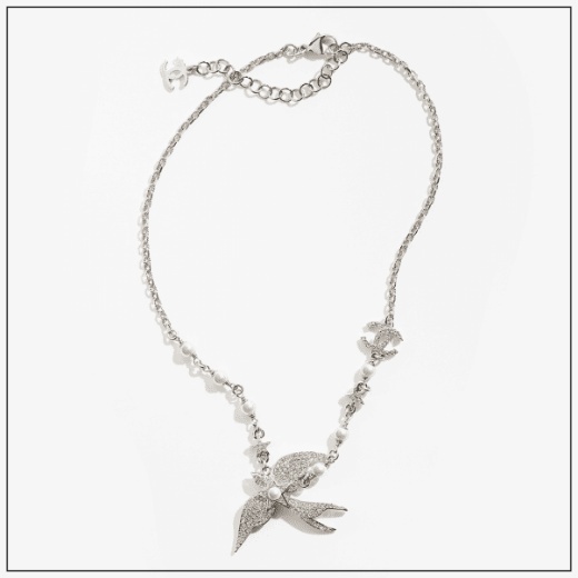 《自由に羽ばたく鳥のモチーフ》CHANEL 25s ネックレス