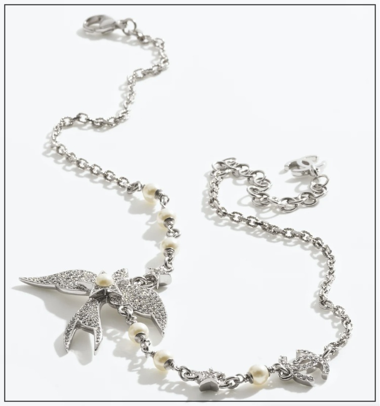《自由に羽ばたく鳥のモチーフ》CHANEL 25s ネックレス