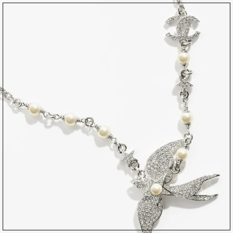 《自由に羽ばたく鳥のモチーフ》CHANEL 25s ネックレス