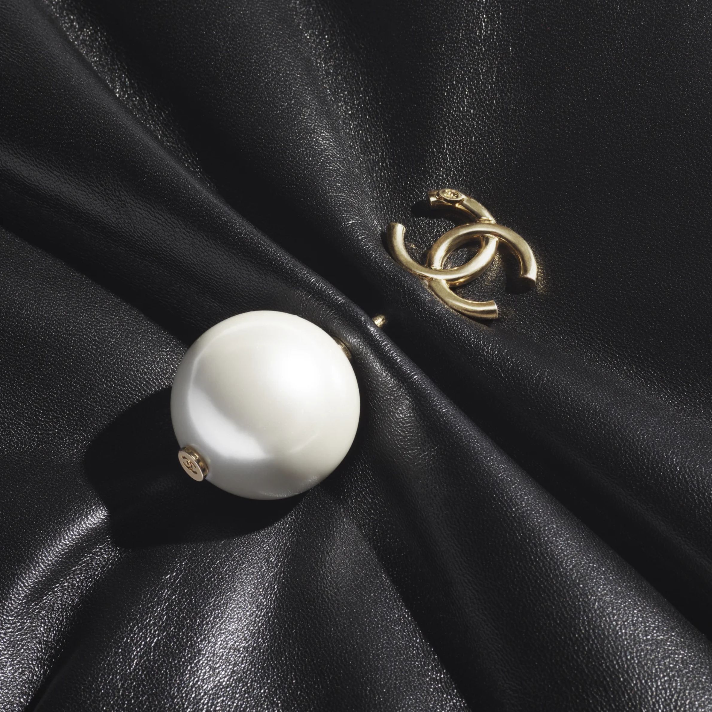 《ブラック×パール》CHANEL ラージ クラッチ バッグ ラムスキン