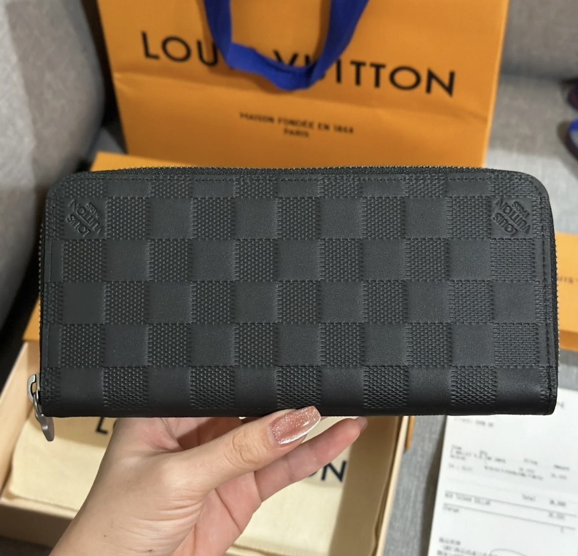 ブラックのダミエ柄が流行りなく長く使える Louis Vuitton長財布