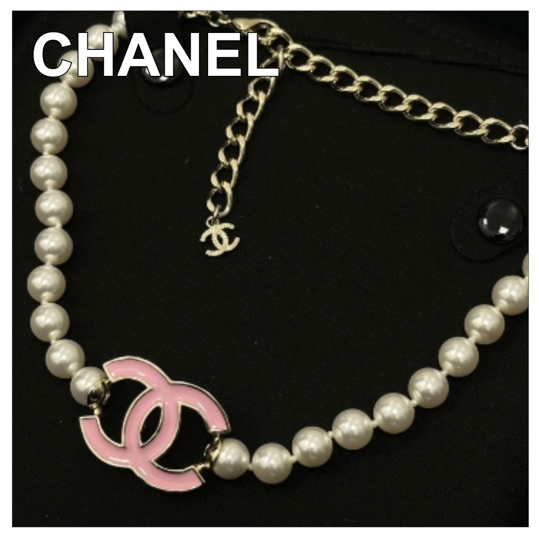 《シンプルでかわいい》CHANEL ピンクのロゴ チョーカー