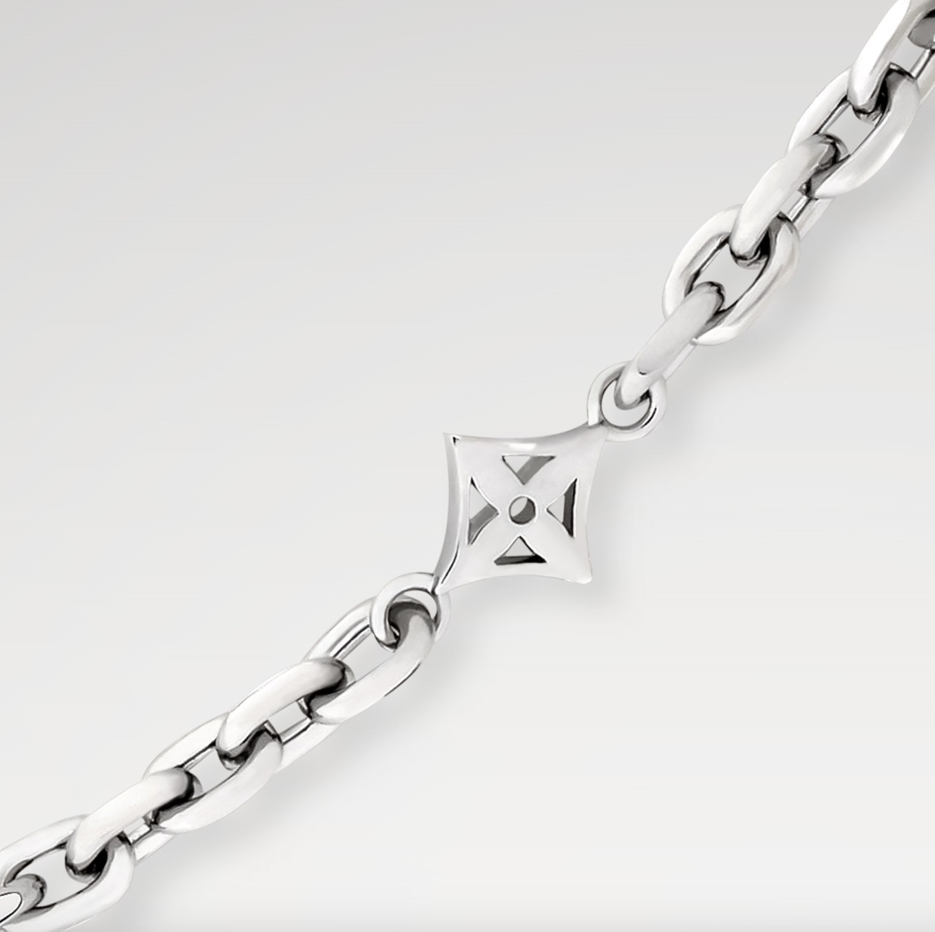 【大人の余裕を演出♪】Louis Vuitton ネックレス 大人の余裕を演出♪】Louis Vuitton ネックレス