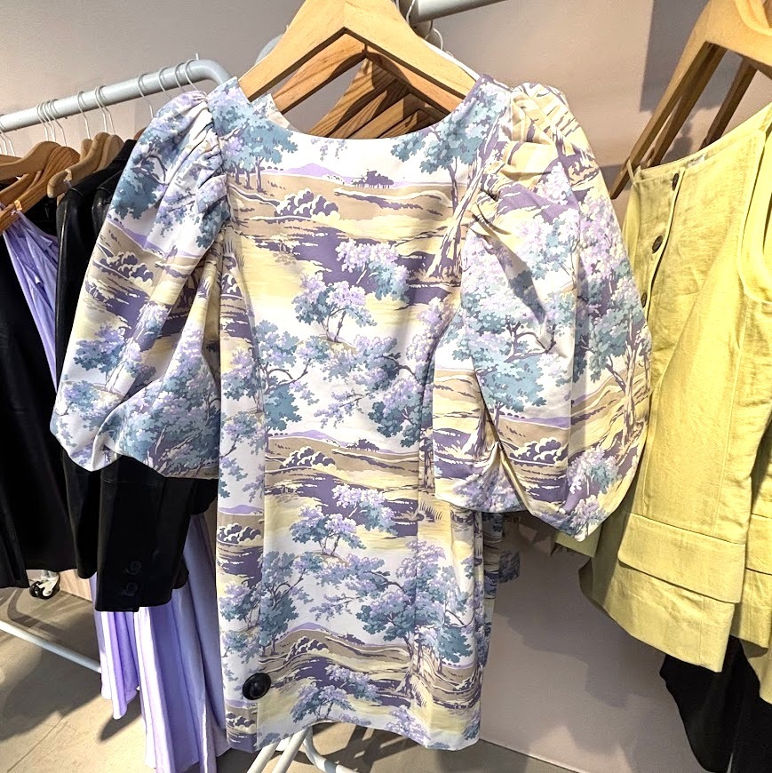 “& Other Stories”オープンバックボリュームパフミニドレス