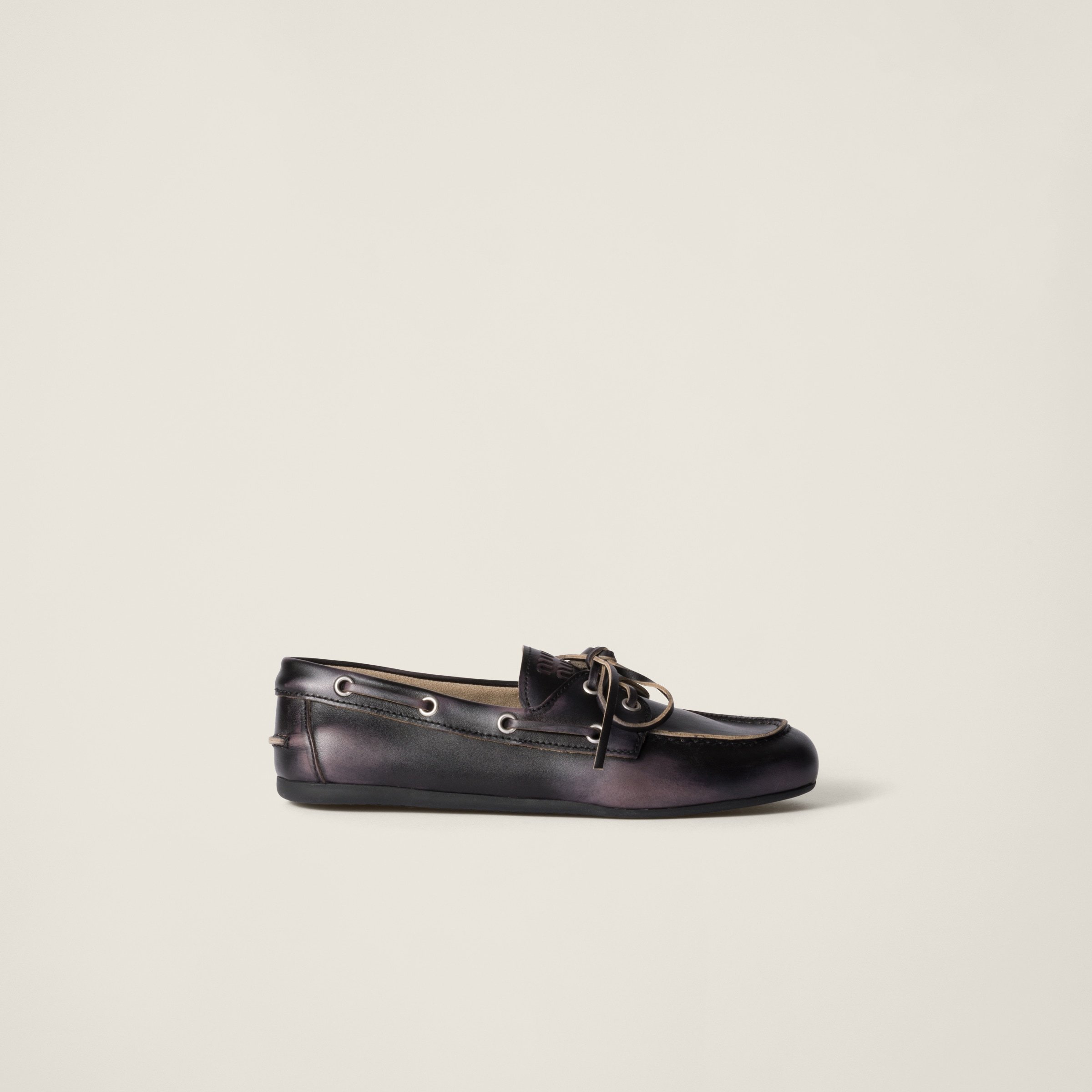 《シンプルで上質》【MiuMiu】レザー ボートシューズ