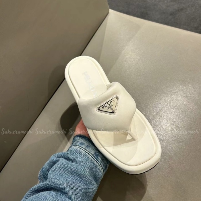 【PRADA】SNSで話題！lady's 三角ロゴ スリッパ white(37.5size)
