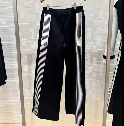 《カジュアルに♡》DIOR フレアパンツ