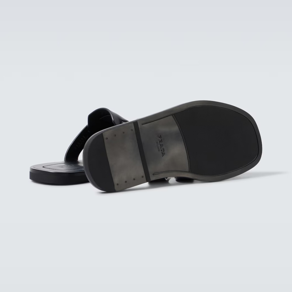 《大人の余裕/力の抜けたお洒落》【PRADA】レザーサンダル