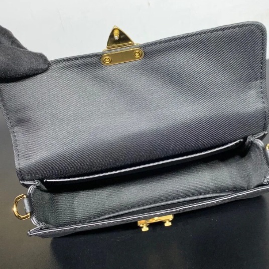 《一つあると便利》LouisVuitton ウォレットチェーンショルダー