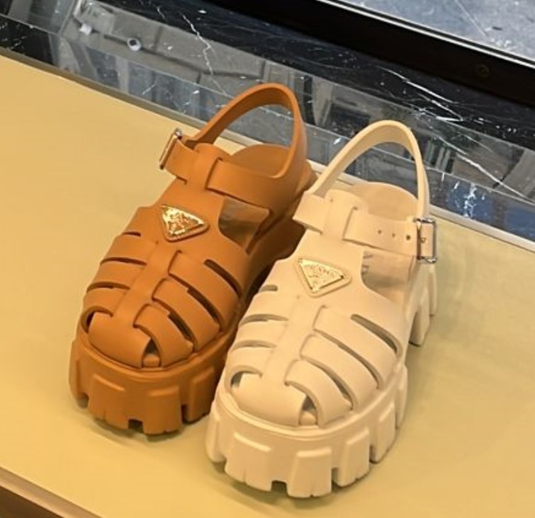 【幅広くマッチ】PRADA モノリスプラットフォームサンダル