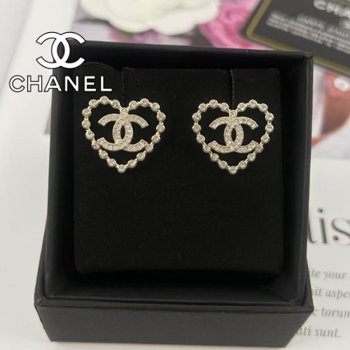 《プレゼントに最適♪》CHANEL ピアス 25S新作 CCロゴ ハート