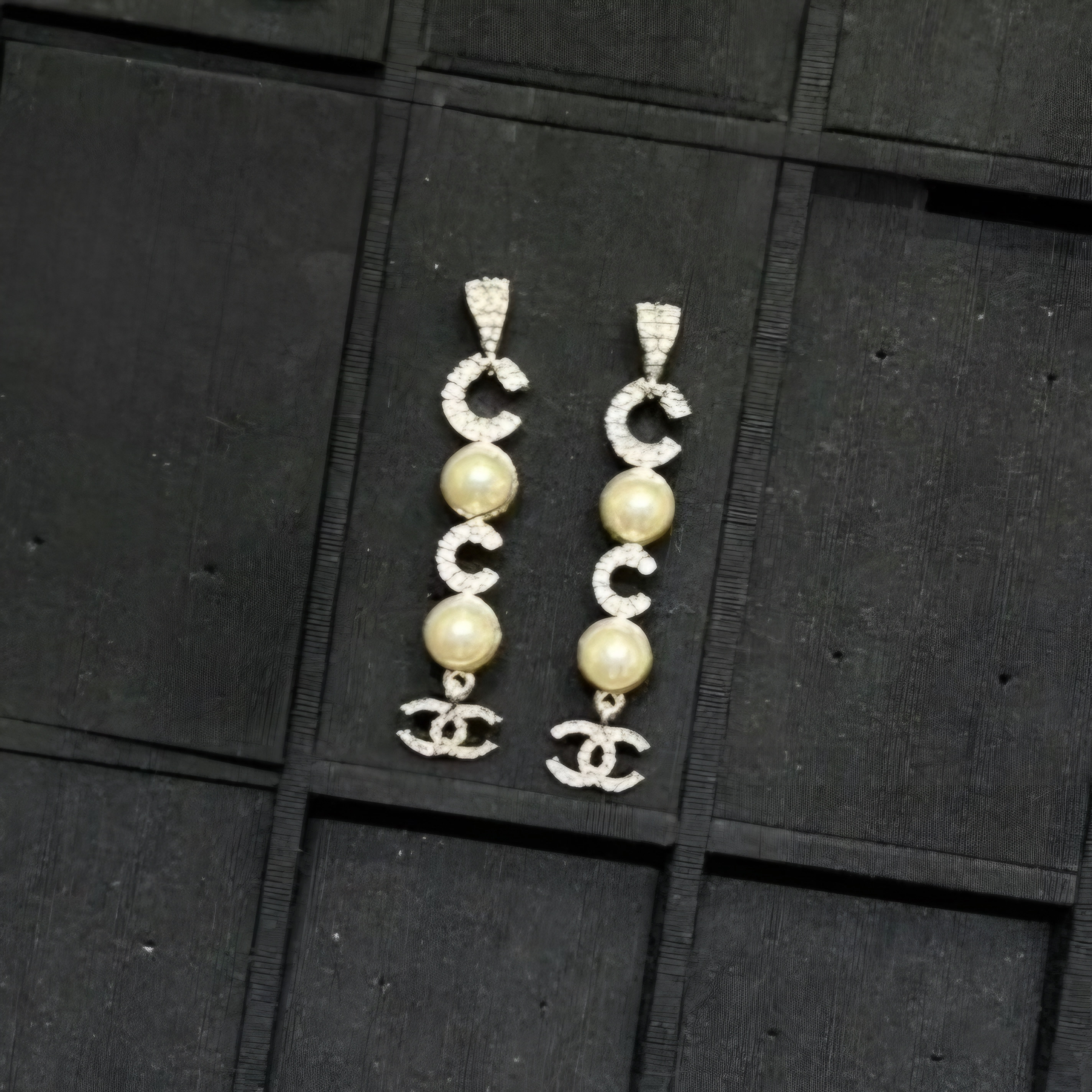 《お洒落に揺れるcocoの文字デザイン♪》25S限定★CHANEL ピアス