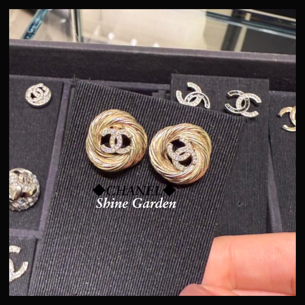 25ss 高級感溢れるデザイン♪ CHANEL ピアス CCロゴ ゴールド